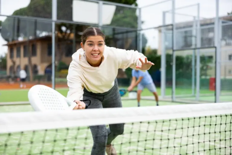 Jungendliche beim Padel