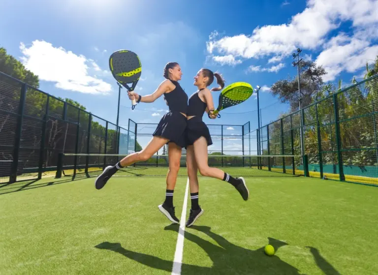Familie beim Padel